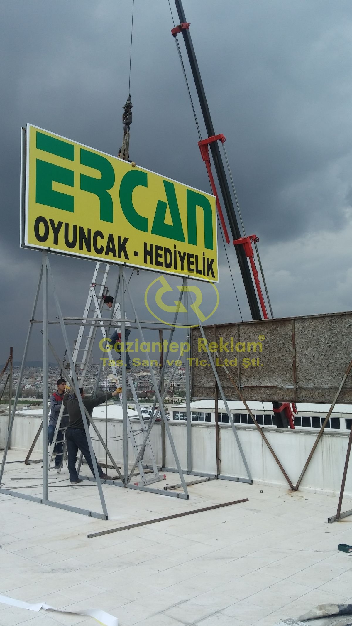 Çift yönlü Vinil Germe Çatı Tabelası