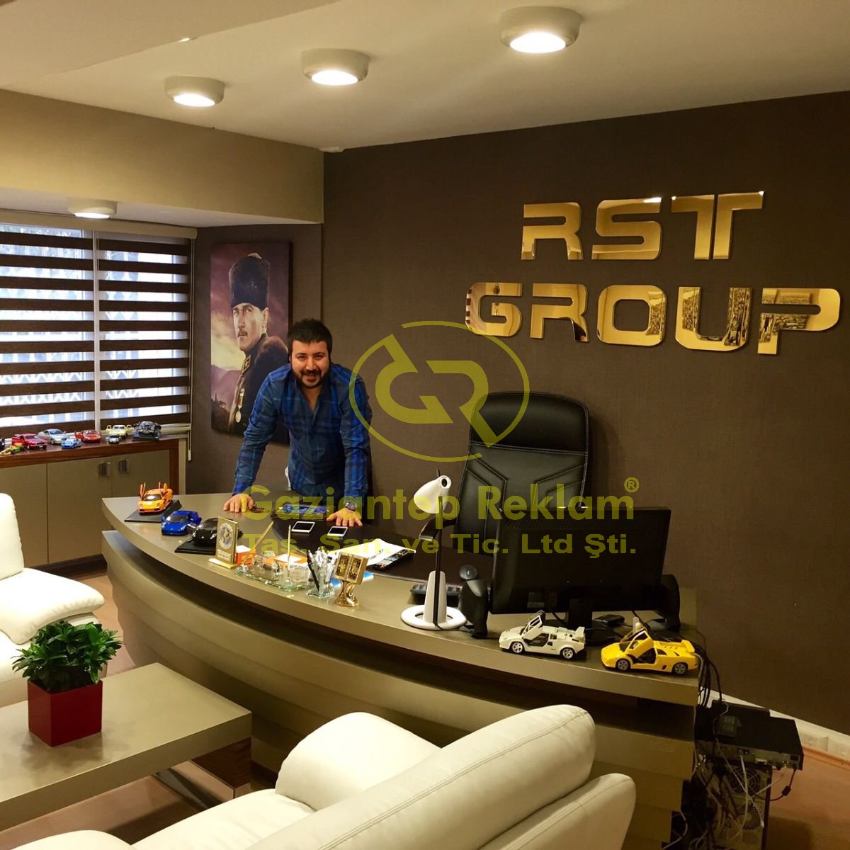 RST Group Ofis Duvarı Altın Ayna Pleksi Kabartma Logo