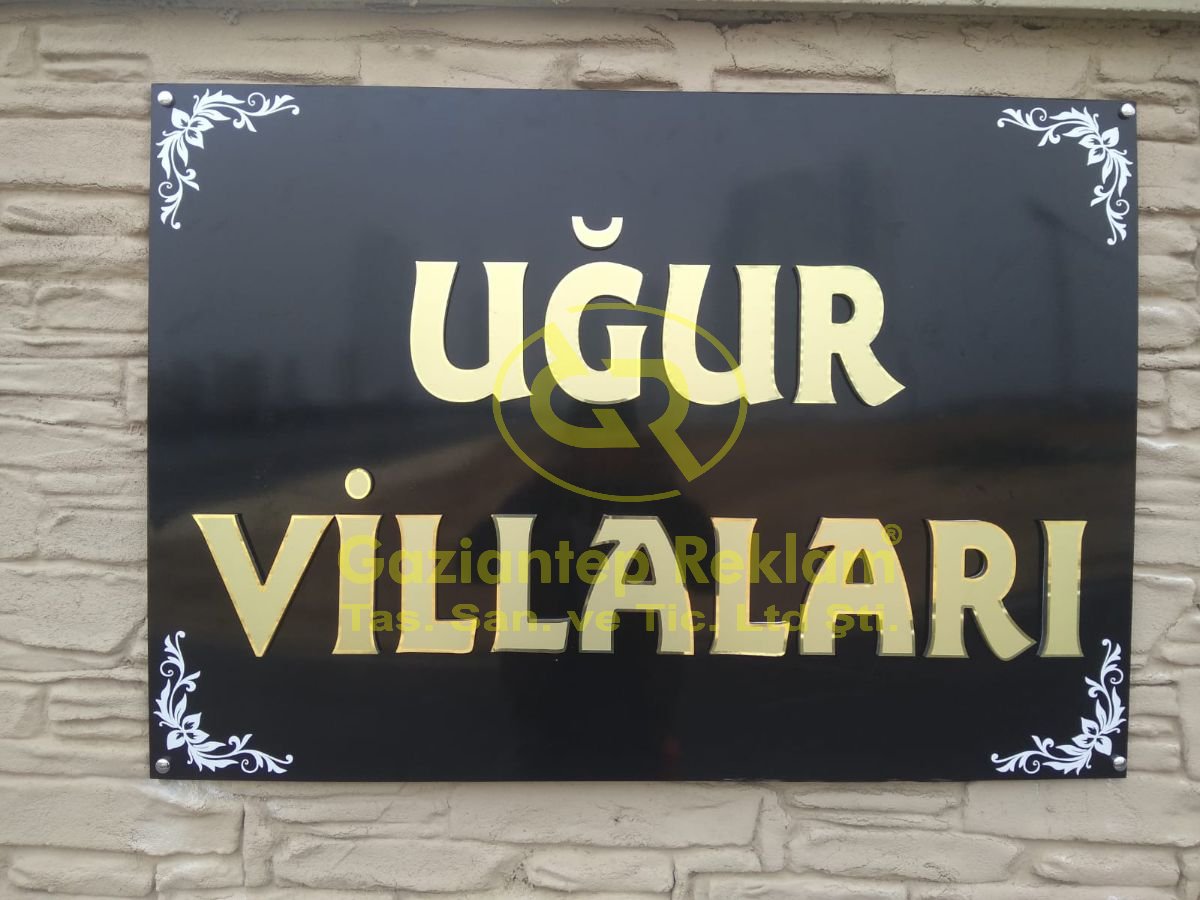 Uğur Villaları Altın Pleksi Kabartmalı Lüks Site Levhası